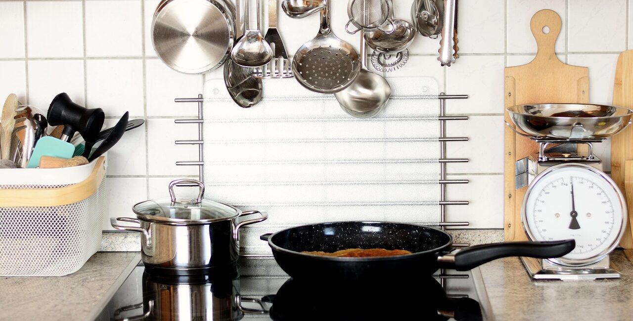 Tefal is al meer dan zestig jaar een begrip voor zowel hobbykoks als professionele chefs. Bekend om de revolutie in kookgerei met 's werelds eerste antiaanbakpan, levert het Franse merk consequent producten die innovatie, prestaties en gemak combineren. Tegenwoordig omvat het portfolio van Tefal veel meer dan alleen koekenpannen: het omvat ook keukenapparatuur, snelkookpannen, kookgerei en slimme kookoplossingen die ontworpen zijn om het dagelijks leven gemakkelijker en aangenamer te maken.